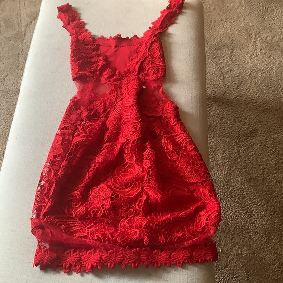 Red dress - Picture 3 of 4